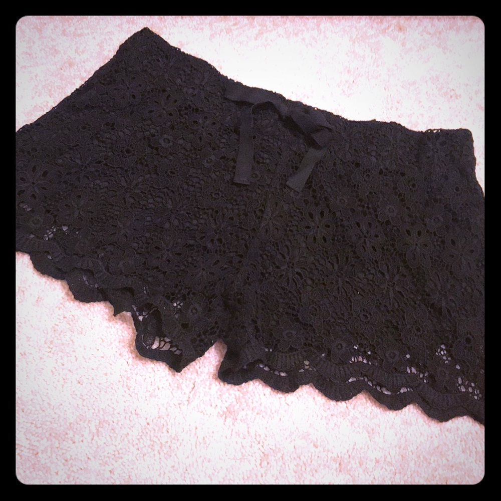 New- Super cute lined black crochet shorts 🖤🔆🤗